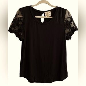 PEN & PAPER~ BLACK SHORTSLEEVED BLOUSE~LG